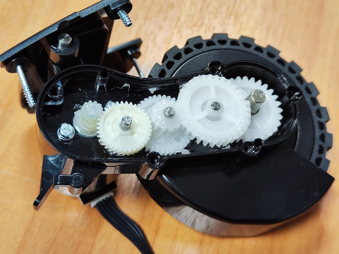 Система привода колес в пылесосе Бокова: смазки достаточно