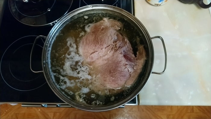 13, середина варки, огонь на минимуме, едва бульки пробиваются, бульон как видим чист и прозрачен, значит всё идёт по плану.