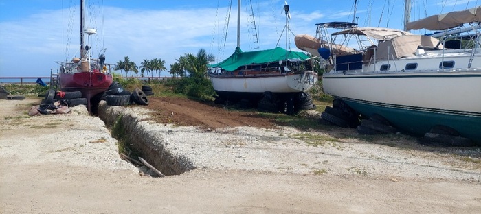 Обычно лодки просто стоят на киле поддерживаемые подпорками, но это не так надежно