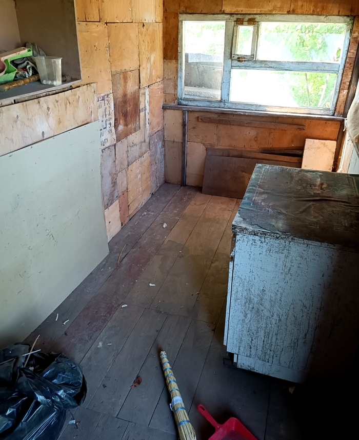 До уборки тут стояли 2 холодильника Смоленск заляпаные жиром и диван.