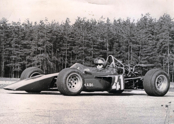 «Эстония-МАДИ» имел необычную для «формул» того периода клиновидную форму и расположенные по бокам радиаторы системы охлаждения двигателя. В качестве силового агрегата использовался экспериментальный двигатель ГАЗ-24-14, V-образная «шестерка» объемом 2998