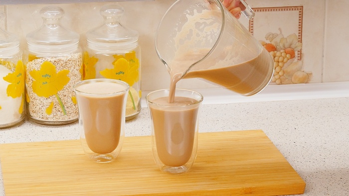 Разливаем по чашкам и подаём.
Пить можно как горячим, так и холодным.