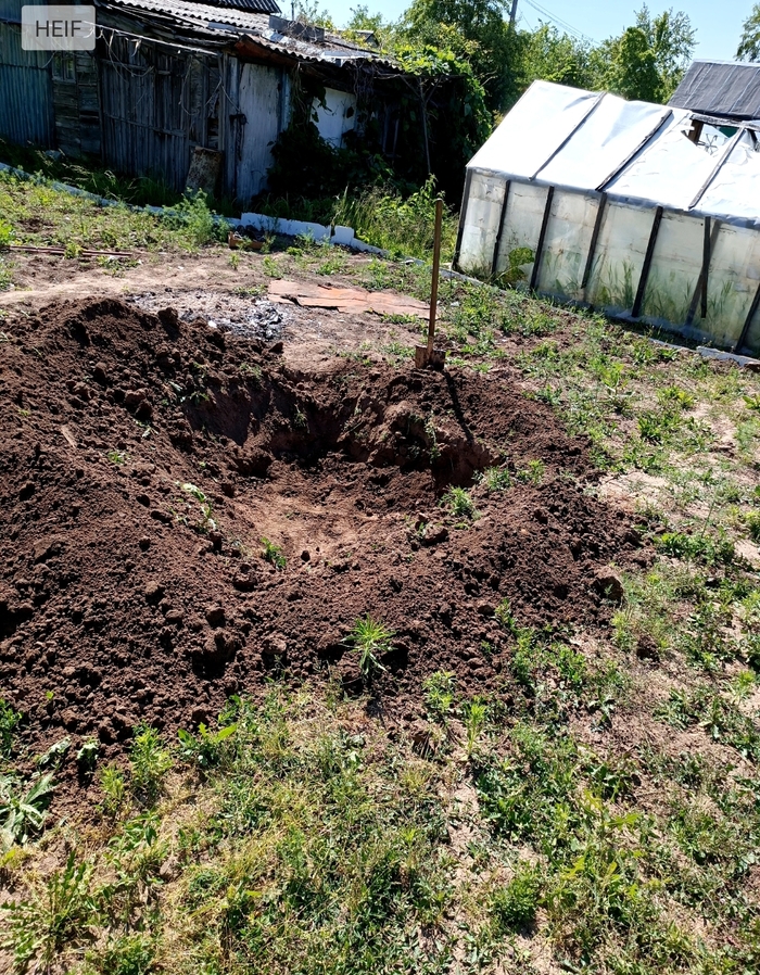 Процесс постройки конвертатора из предметов в золу. На заднем плане синий дом из прошлого поста и карбонатная теплица.