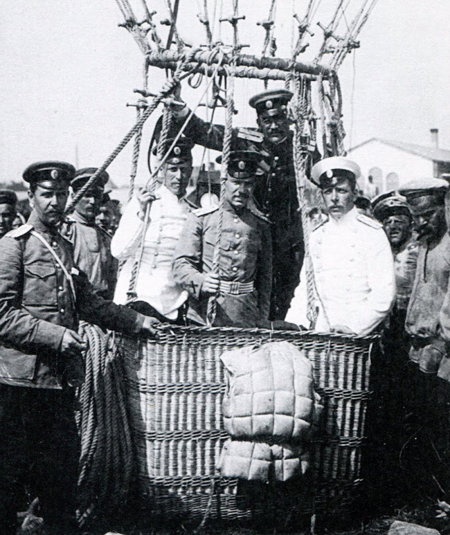 Воздухоплаватель и конструктор Н.Н. Данилевский - в корзине привязного аэростата (в центре)
с военными наблюдателями, слушателями Офицерской воздухоплавательной школы.