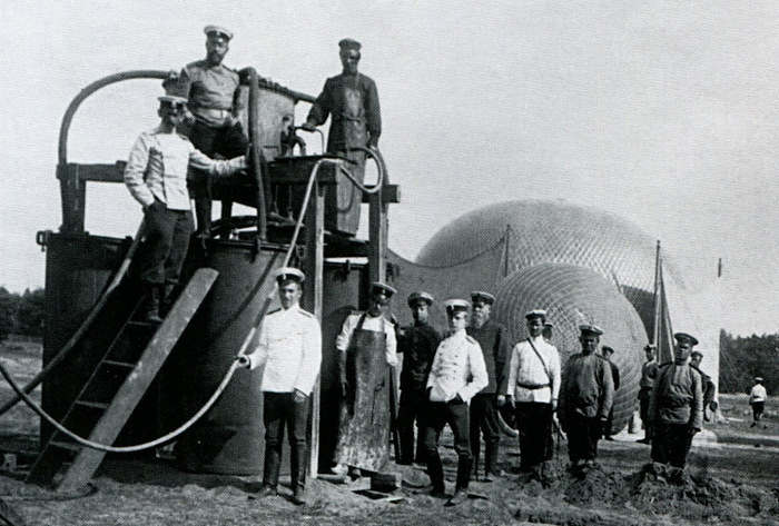 На переднем плане у аппарата для получения водорода в полевых условиях - конструктор Н.Н. Данилевский. Санкт-Петербург, 1908-1910-е годы