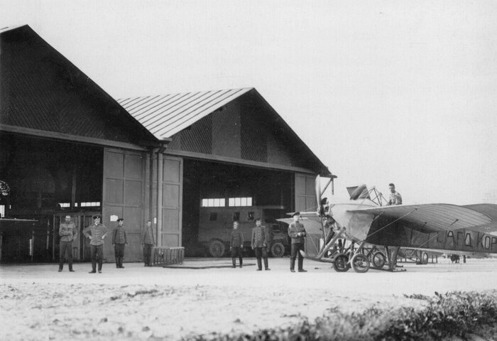 Вид аэроплана Ньюпор у ангаров Гатчинского аэродрома