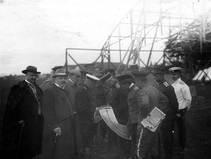 Группа военных летчиков Офицерской воздухоплавательной школы на военном аэродроме