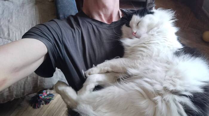 Сева💔 человеков он тоже очень любит, как и собак)