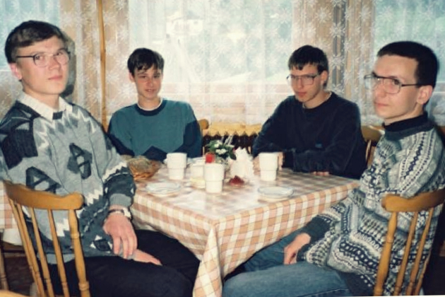 Знаменитая фотография 1997 года: кем стали «ботаники» в роговых очках, спустя 26 лет Ботан, Наука, Мемы, Длиннопост, Яндекс Дзен (ссылка)