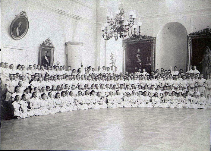 Группа институток в рекреационном зале.