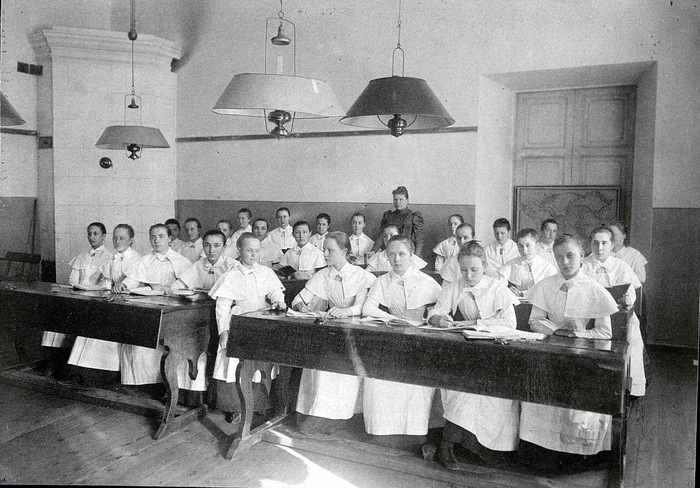 Письменный урок в институте.