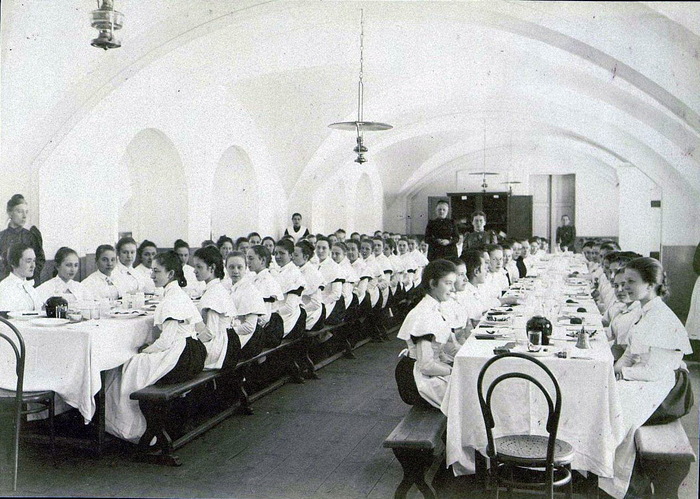 В столовой Елизаветинского института благородных девиц.