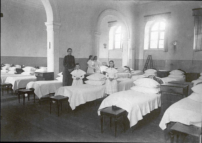 В дортуаре младших институток.