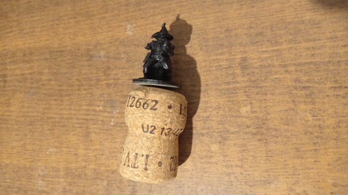 Пробка от вина, достаточно толсты сучек и кусок пластилина. В общем, что угодно что бы не пачкать пальцы, не пачкать миниатюру и случайно не стереть краску