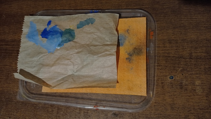 Влажная палитра(прям сейчас она высохла) - помогает дольше сохранить краски рабочими.