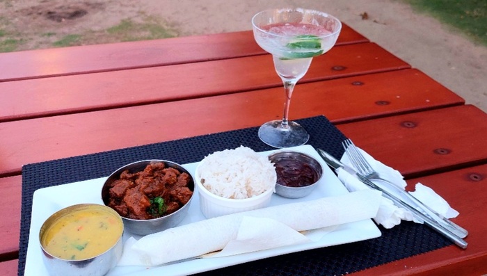 А это жалкая пародия на карри, Фиджи стайл как написано в меню, и они не обманули, тут нет и намёка на индийскую кухню, безопасный суп, переселение мясо, а что за кислятина справа я не поняла и желаю поскорее забыть вкус. И ни намёка на вкус кари.