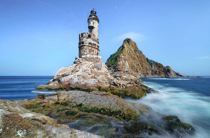   . Fl(2).W.24s.40m.17M.Racon(AW)30s