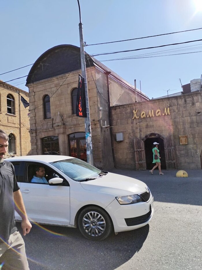 Между окон первого этажа виден каменный алям