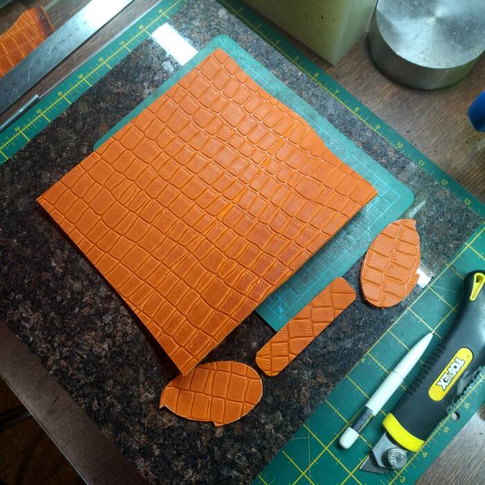 Детали из кожи для очечника.