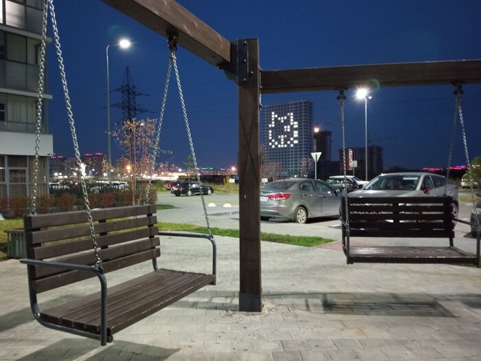 Морда на здании - котенок с именем Корней.