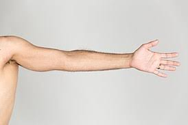 Поворачиваем на тыльную сторону, можно руки перед собой