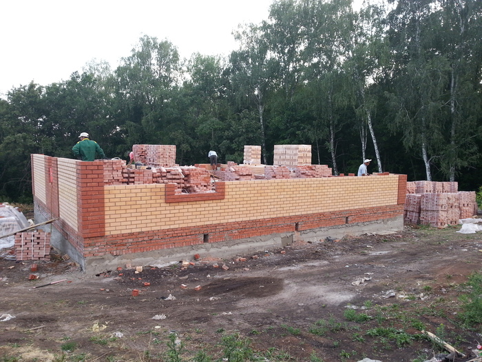 Бригада каменщиков на объекте