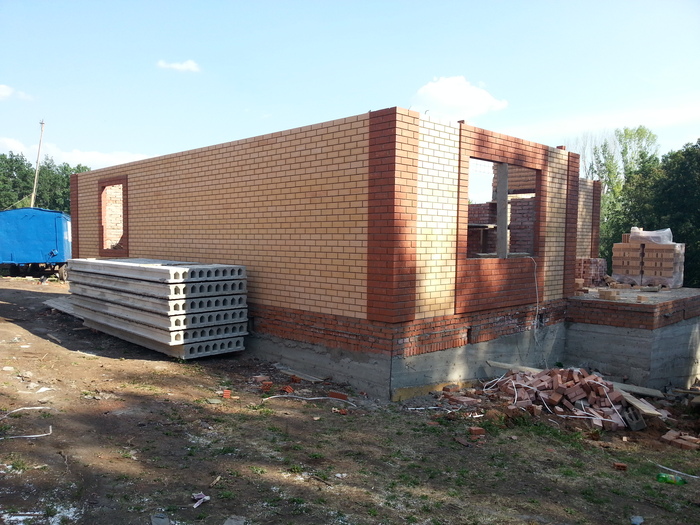 Готов первый этаж коробки. Рядом плиты перекрытия