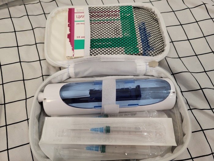 Внутри много места и для шприцов, и для салфеток, и для витаминов.