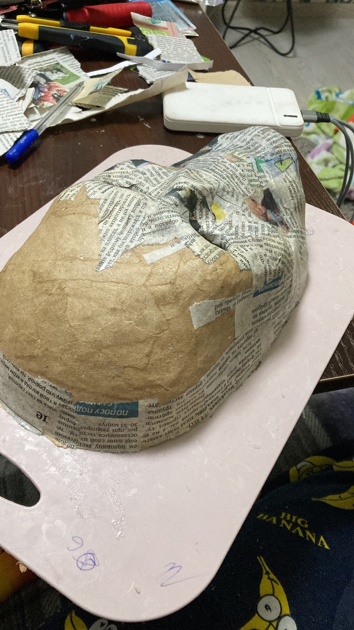 Воруете в ближайшем Леруа упаковочную бумагу. Если нет Леруа подойдет любая бумага двух разных цветов (чтоб видеть где ещё не наклеен новый слой).
И послойно накладываете лоскуты бумаги промоченные в клейстере на бешено чёрта.