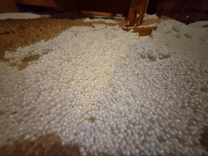 Пенополистирольная крошка на чердаке. Фото сделано в день публикации поста