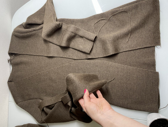 Пряжа Loro Piana шерсть 30%, кашемир 35%, шелк 35%. Умопомрачительная текстура и качество. Переплетение репс, толстенькое, стабильное полотно. Посмотрите на этот матовый блеск) 7 тыс рублей за кило