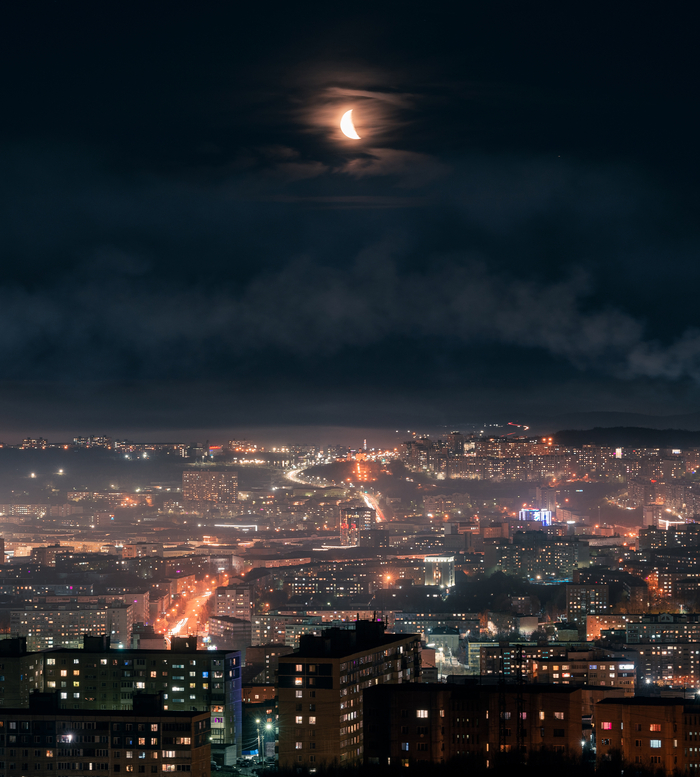 Месяц ночью над городом повис
