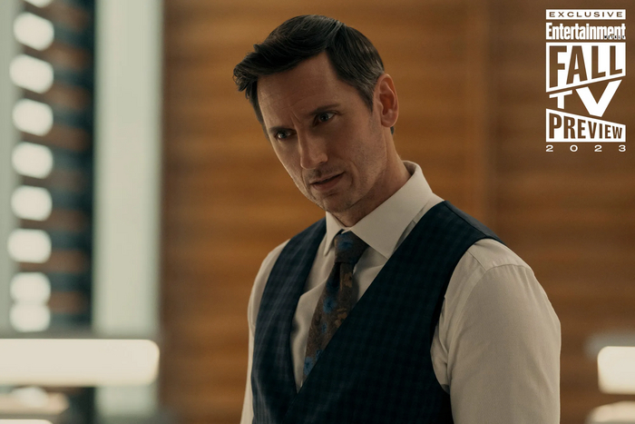 Ему нравится совать боварскую колбаску в неодушевленные предметы. Вообще, это безумно богатый аналог Бэтмена и Тони Старка в этой вселенной... он же Тек Найт. Единственный, за кем интересно наблюдать во всей 5 серии.