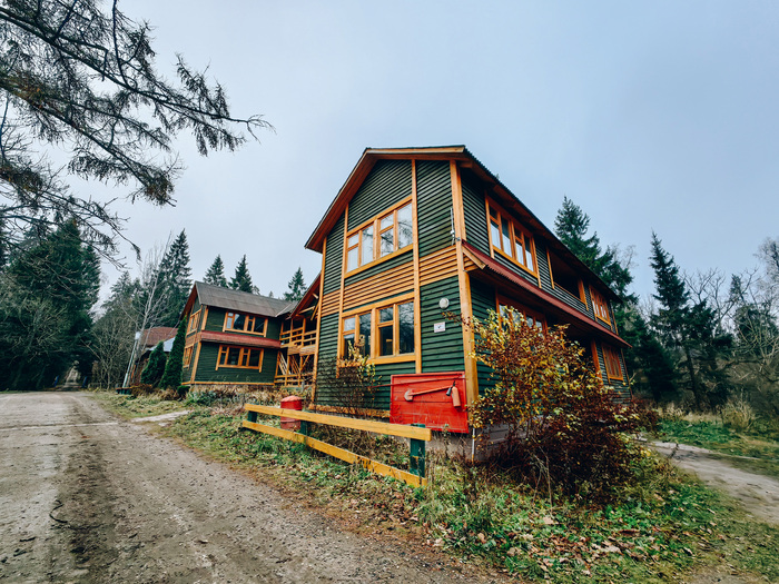 В посёлок Биостанции вроде нельзя было заходить судя по вывескам, но мы решили немного нарушить. Всякие коммерческие походники тут ходят. Внутри никого не было.