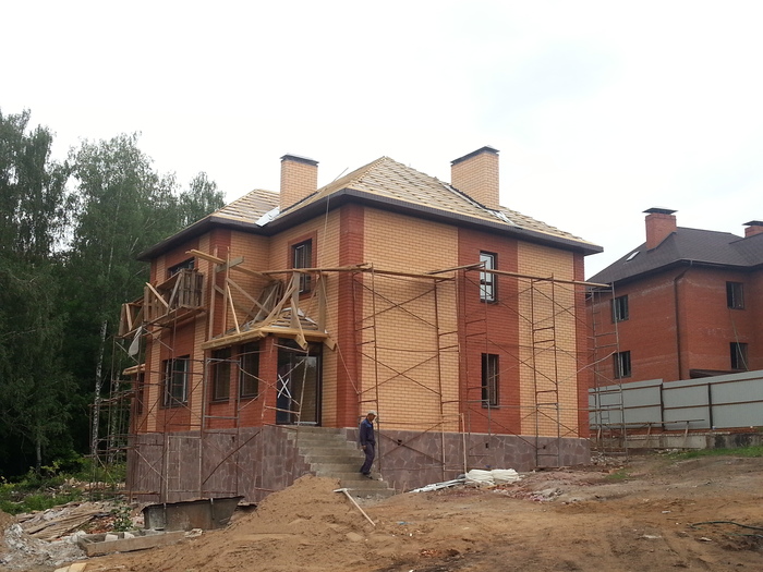 Дом, начало августа, вид с улицы