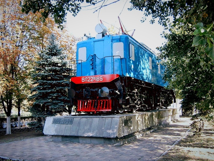 Памятник первому электровозу НЭВЗа