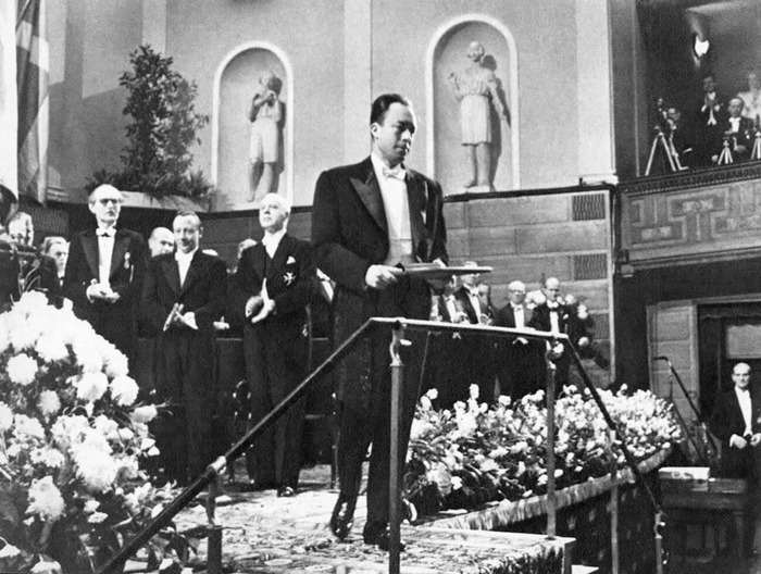 Камю на церемонии вручения Нобелевской премии в Стокгольме, 1957