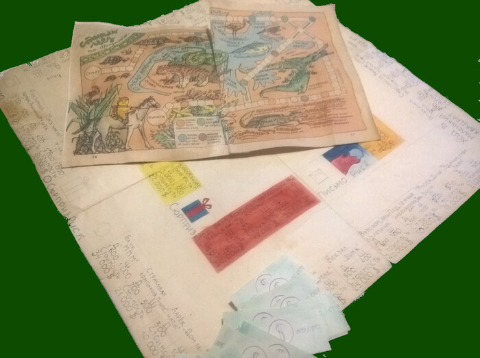 Настолка из Мурзилки и самодельная Монополия. Самодельную Звезду Африки, к сожалению, не нашли, но где-то на антресолях она точно лежит :)