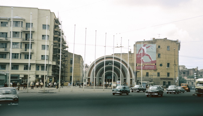 Вестибюль станции метро «Лермонтовская».