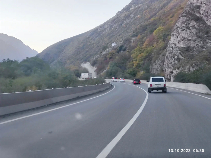 Машины впереди встречаются часто, но по приезду на границу почти все куда то рассосались