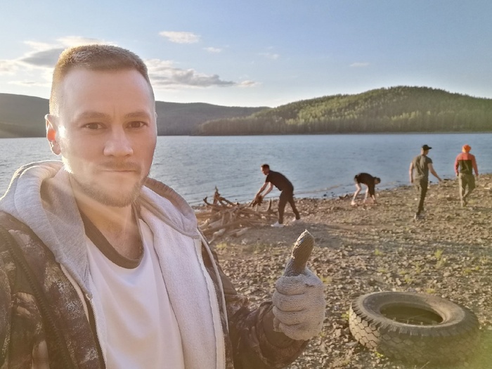 Почистили берег Качканарского пруда.