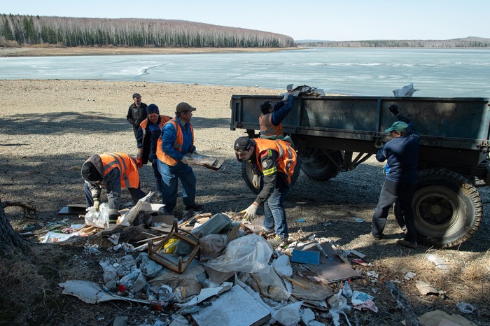Вывезли телегу мусора