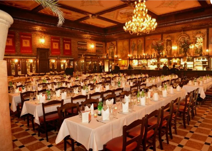 Основной зал ресторана 12 Апостолов в Ганновере