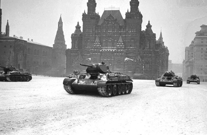 Колонна танков проходит по Красной площади во время военного парада, посвященного празднованию 24-й годовщины Великой Октябрьской социалистической революции. Фото В. Малышева
