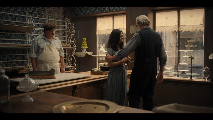 Декорации, костюмы выглядят достойно