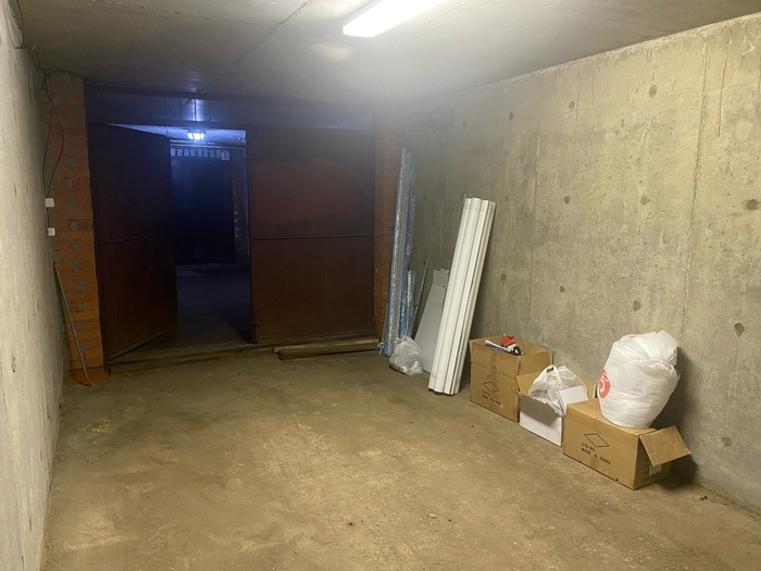 Есть только одна лампа сверху, довольно темно