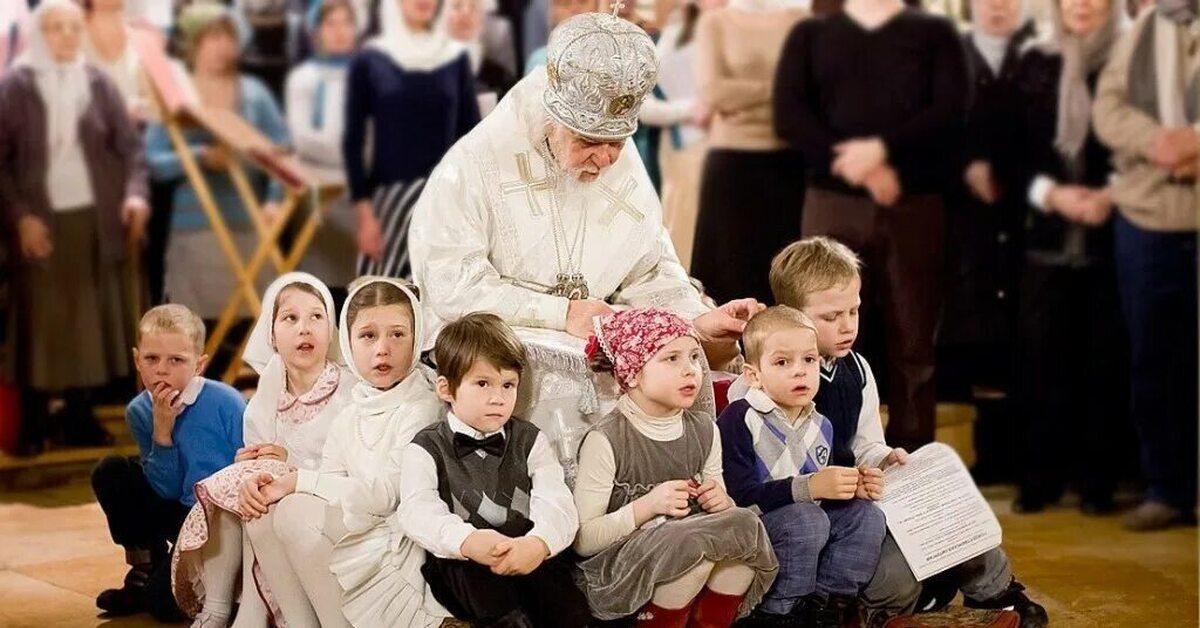 Каждое воскресенье в церкви. Дети в церкви. Священник и дети. Дети в православном храме. Дети с родителями в храме.