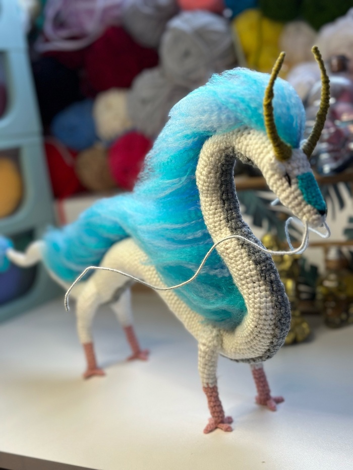 Вязаный Хаку (Хаку означает белый, как цвет его драконьей формы) Вязание, Вязание крючком, Амигуруми, Рукоделие без процесса, Ручная работа, Вязаные игрушки, Авторская игрушка, Своими руками, ВКонтакте, Telegram, Длиннопост