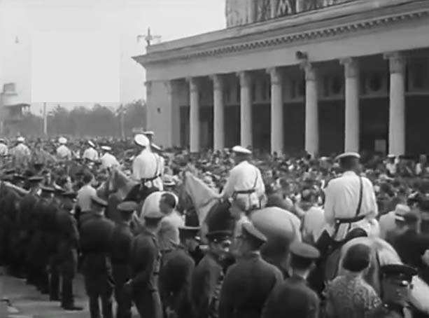 Чтобы в толпе не задавили друг друга устраиваются проходы, задействована конная милиция и солдаты