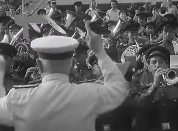 Духовой оркестр у выхода из метро "Динамо"